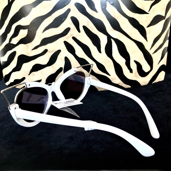 COPY - 🔥HP🔥Sunglasses Collection Edgy White Sunni… - Picture 7 of 13